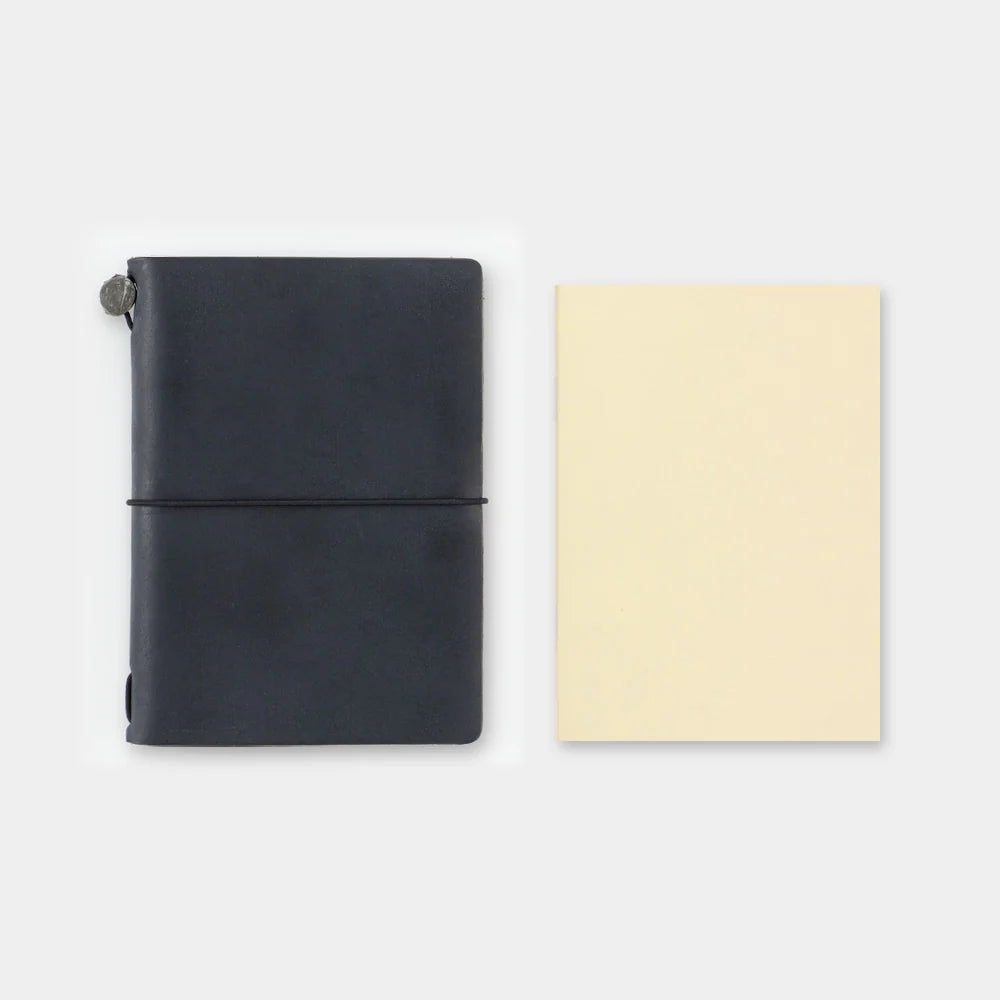 Traveler's Company - Reisepass 006. Kostenloses Tagebuch Monatlich