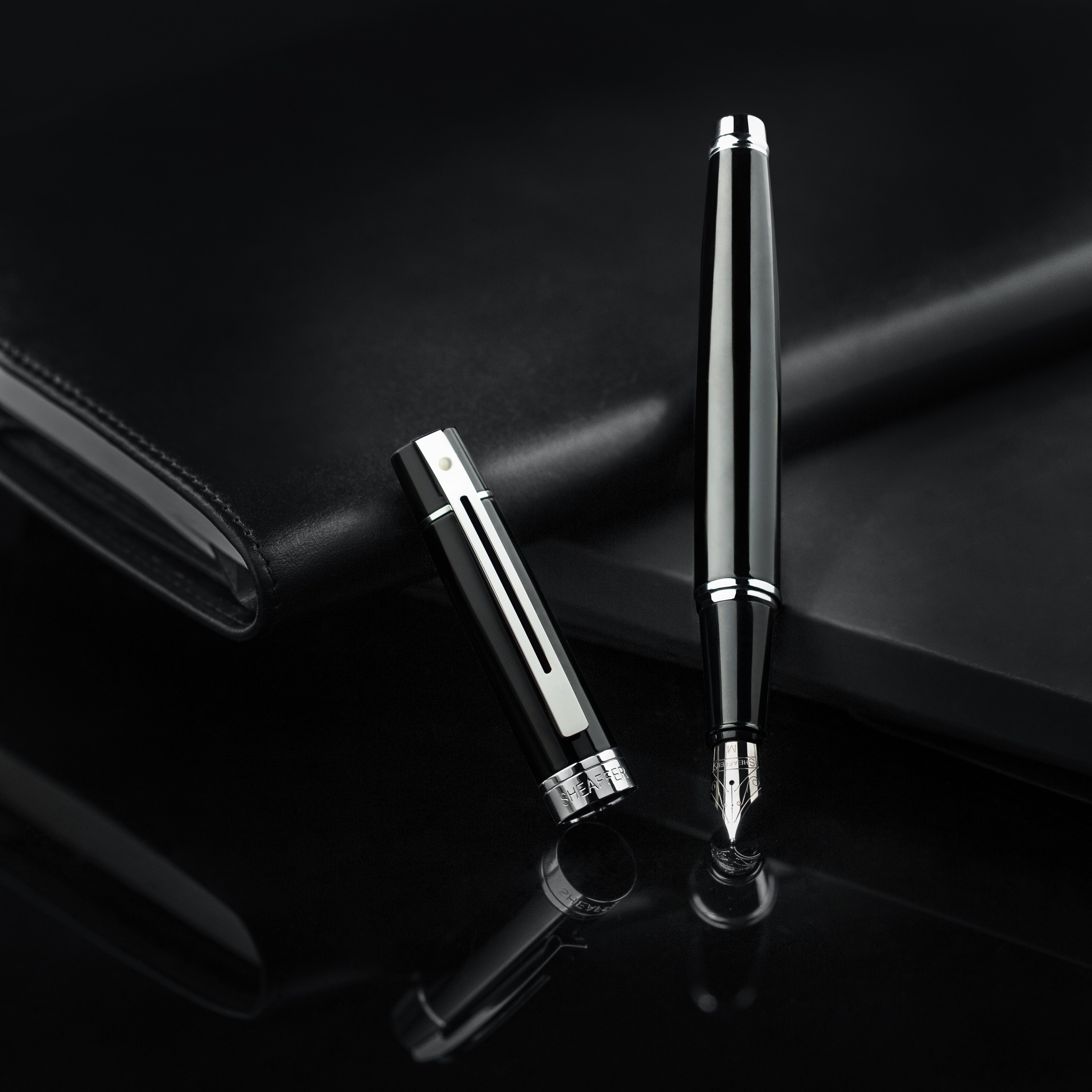 Sheaffer 300 Glossy sort med kromdetaljer