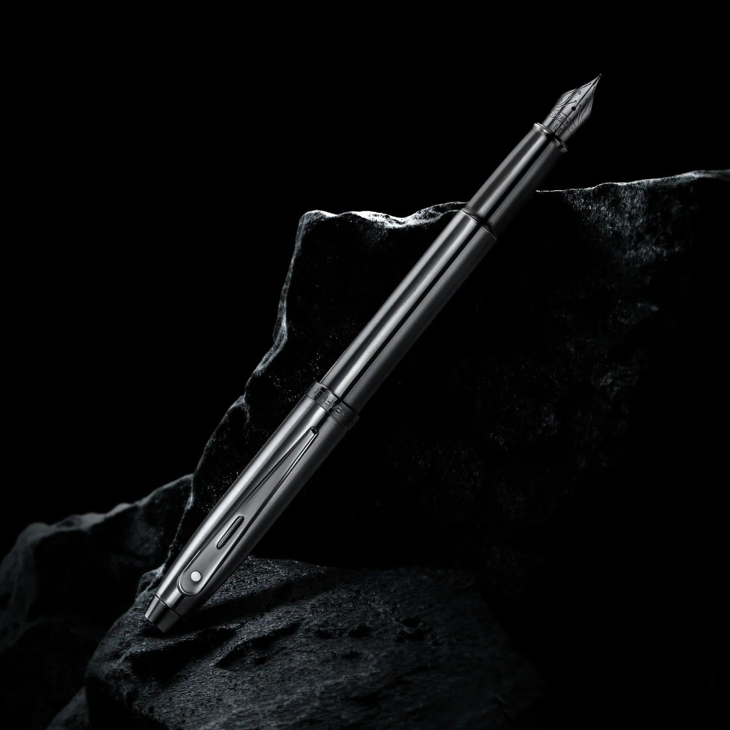 Sheaffer 100 Ionic Gunmetal Grey med blanke PVD-detaljer